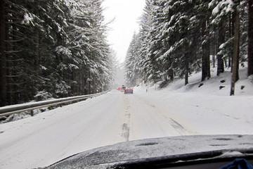 Schneebedeckte Winterstraße