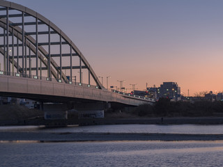 Naklejka premium 夕暮れの空と橋