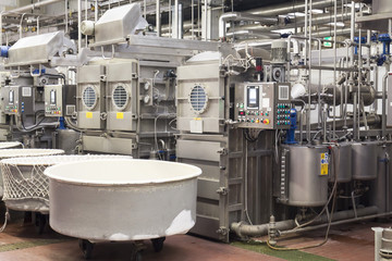 Machines for dyeing fabrics in an industrial dyeing