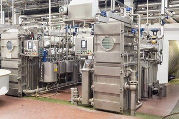 Machines for dyeing fabrics in an industrial dyeing