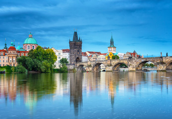 Fototapeta premium Słynny Most Karola w Pradze rano