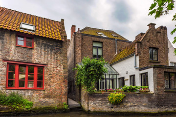 Fototapeta na wymiar Beautifull canal and buildings of Bruges, Belgium