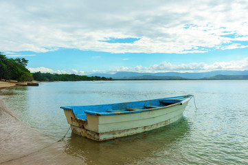Fototapeta na wymiar old wooden boat on the river Bank