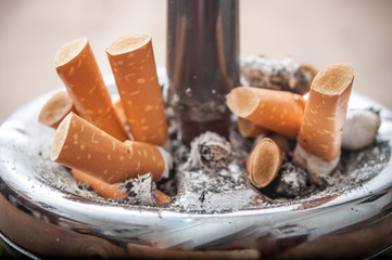 mégots de cigarette dans un cendrier plein