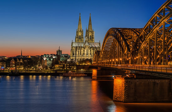 Köln – Dom und Hohenzollernbrücke bei Sonnenuntergang