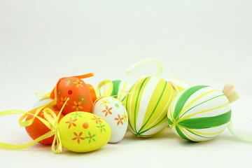 Wielkanoc - Kolorowe pisanki - białe tło © Cezzar