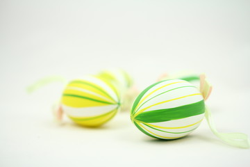 Wielkanoc - Kolorowe pisanki - białe tło © Cezzar