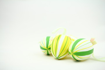 Wielkanoc - Kolorowe pisanki - białe tło