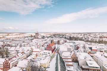 Rathaus und Marktplatz von Greifswald im Winter