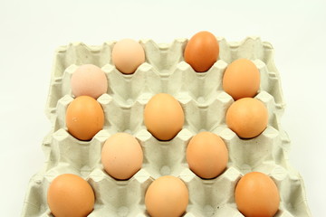 Wielkanoc - Jajka na szarym kartonie, palecie - białe tło © Cezzar