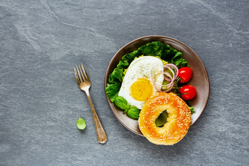 Bagel with egg and vegetables
