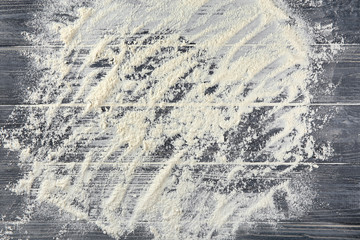 Obraz premium Scattered flour on wooden background