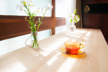 カフェのカウンター席と紅茶