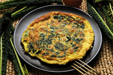 Brassica oleracea Grænkál Grünkohl Cavolo nero Col crespa Chou Kale Lehtikaali Grönkål Fodros kel Jarmuż Кудрявая капуста Couve-de-folhas Kapusta kadeřavá Grønkål Boerenkool video groente Frittata