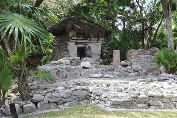 Ruins of Mayan construction on the coast of Playa del Carmen. Мексика, экскурсии в Мексике