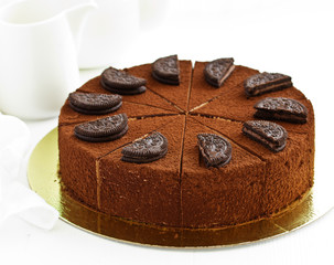 Chocolate cake with bananas and tender mousse.