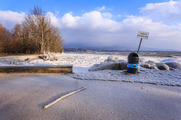 Bord du lac de Neuchâtel gelé à Yverdon-les-Bains
