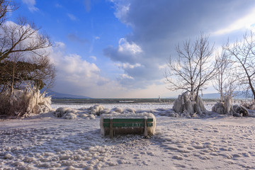 Bord du lac de Neuchâtel gelé à Yverdon-les-Bains