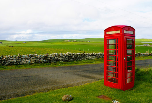 red telephon box in the british country