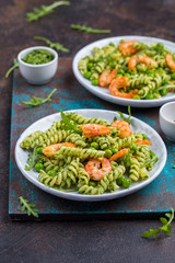 Pasta with arugula and shrimps