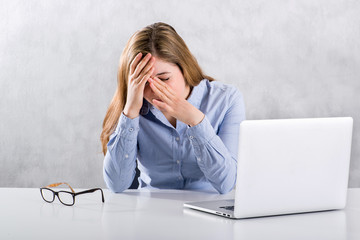 Computer Arbeit, erschöpfte Business Frau sitzend am Tisch, reibt sich müde Augen