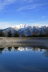 Naklejka na ściany i meble Reflet de montagne en neige dans le lac