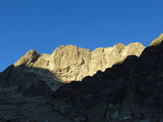 Parois de Montagne au lever du soleil le matin 