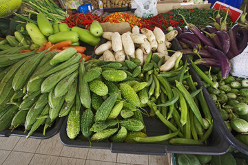 公設市場に並ぶ新鮮野菜