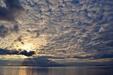 Obraz premium Sea and cloud whit sky yellow center sea see Heart shape