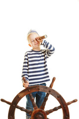 Kind als Matrose schaut durch Fernglas