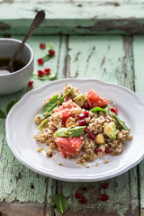 Salade de Quinoa, Orange Sanguine, Avocat, Noix et Epinards