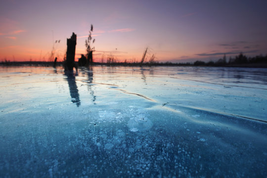 D&auml;mmerung am See im Winter