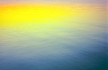 Wasseroberfläche mit der Reflexion eines Abendhimmels, Mecklenburg-Vorpommern, Deutschland, Europa 