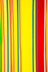 Obraz premium Bunte verlaufene Farbstreifen auf gelbem Hintergrund, Gouache-Gemälde, von Carola Vahldiek 