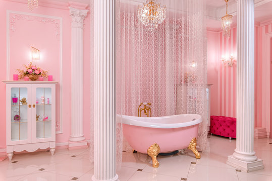 Spacious bathroom in pink