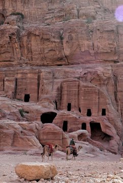 Jordanie, P&eacute;tra, b&eacute;douin sur dromadaire devant maison troglodyte