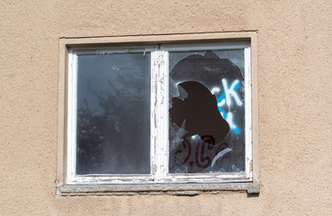 zerschlagenes Fenster