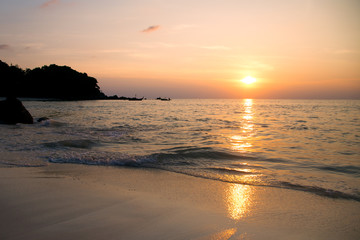 Fototapeta premium sunset on a beautiful deserted beach in Thailand 