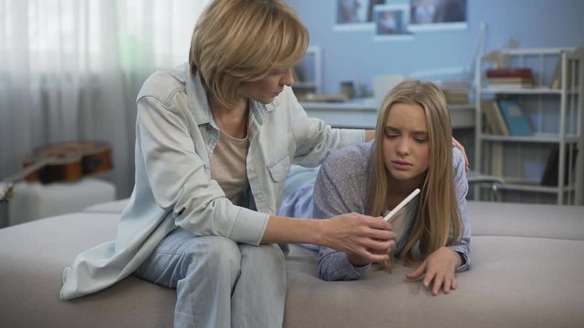 Teenage pregnancy, parent support in hard situation, daughter shows test result