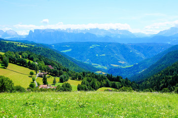 Blick von Jenesien über das Sarntal hinweg bis zu den Dolomiten 
