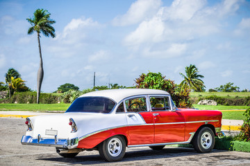 HDR - Rot weisser amerikanischer Oldtimer parkt unter blauem Himmel in Varadero Kuba  - Serie Cuba Reportage