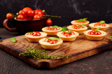 Mini tarts with cherry tomatoes