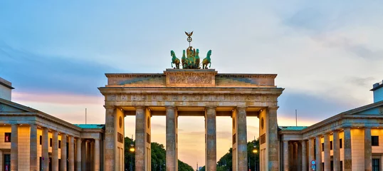 Poster Brandenburger Tor verlicht bij zonsondergang, Berlijn, Duitsland © Delphotostock