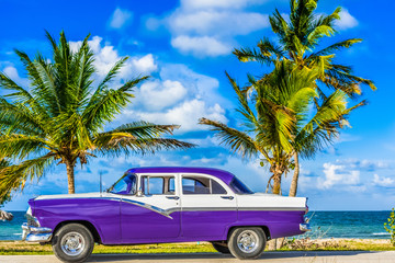 HDR - Amerikanischer blau weisser Oldtimer parkt am Strand auf dem Seitenstreifen nahe Havanna Kuba - Serie Cuba Reportage