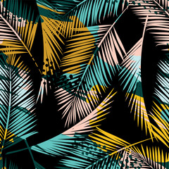 Nahtloses exotisches Muster mit tropischen Pflanzen und künstlerischem Hintergrund.