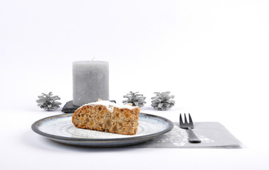 Christstollen auf Teller mit Weihnachtsdekoration
