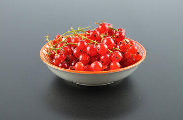 Rote Johannisbeeren mit Schale auf schwarz