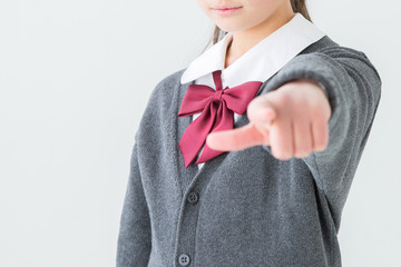 指をさす制服を着た女の子