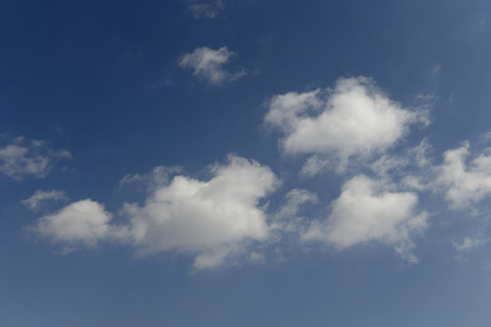 青空と雲「空想・雲のモンスターたち」ほのぼのと、静かに移動する、自由などのイメージ