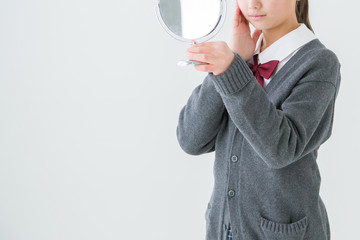 肌を気にする制服を着た女の子